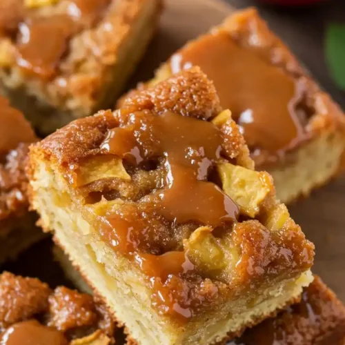 Présentation du gâteau aux pommes, parfaitement doré avec une texture moelleuse, idéal pour la dégustation.