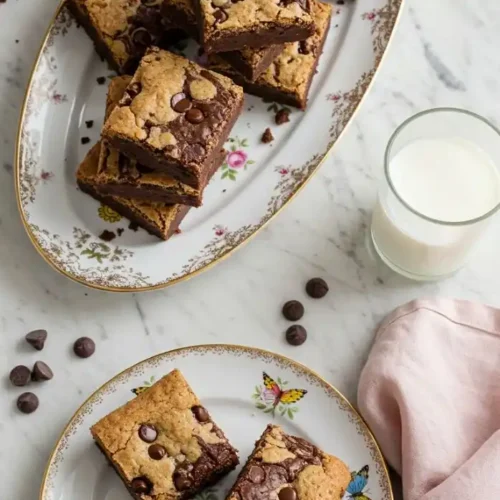 Brookies recette terminée : Délicieuses brookies, mélange parfait entre brownie et cookie, présentées sur des assiettes avec un verre de lait. Un dessert gourmand à savourer